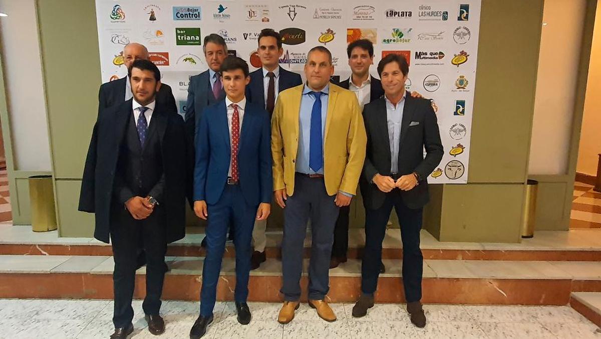 Posado de los organizadores y homenajeados en la gala taurina celebrada el sábado en la ciudad de Béjar