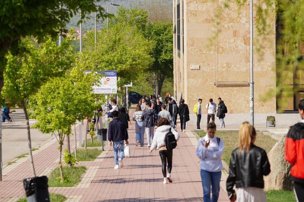 Un grupo de estudiantes en el Campus ‘Miguel de Unamuno’