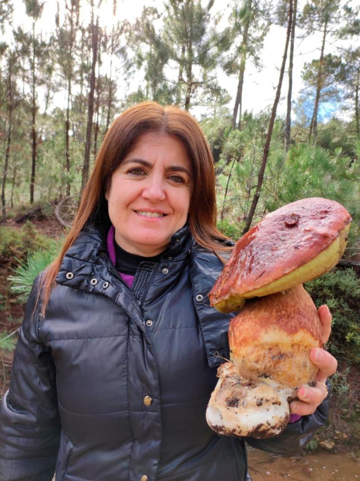 Isabel Ramos junto al impresionante boletus de 1 kilo