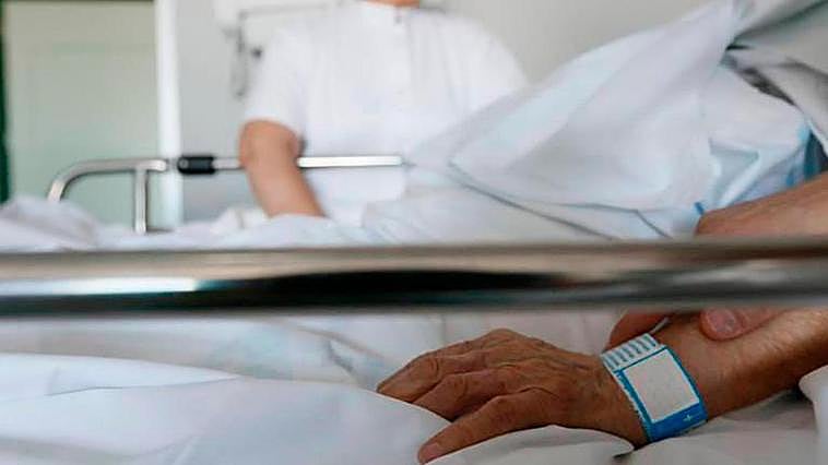 Una mujer ingresada en el Hospital