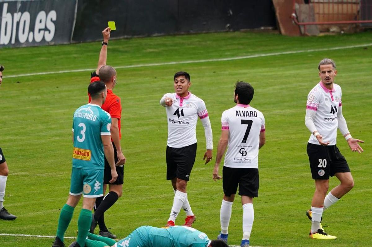 Gustavo protesta una de las dos amarillas que vio el domingo en el Helmántico