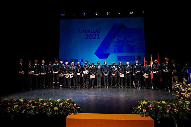 Homenajeados durante el acto celebrado en el Teatro Liceo.