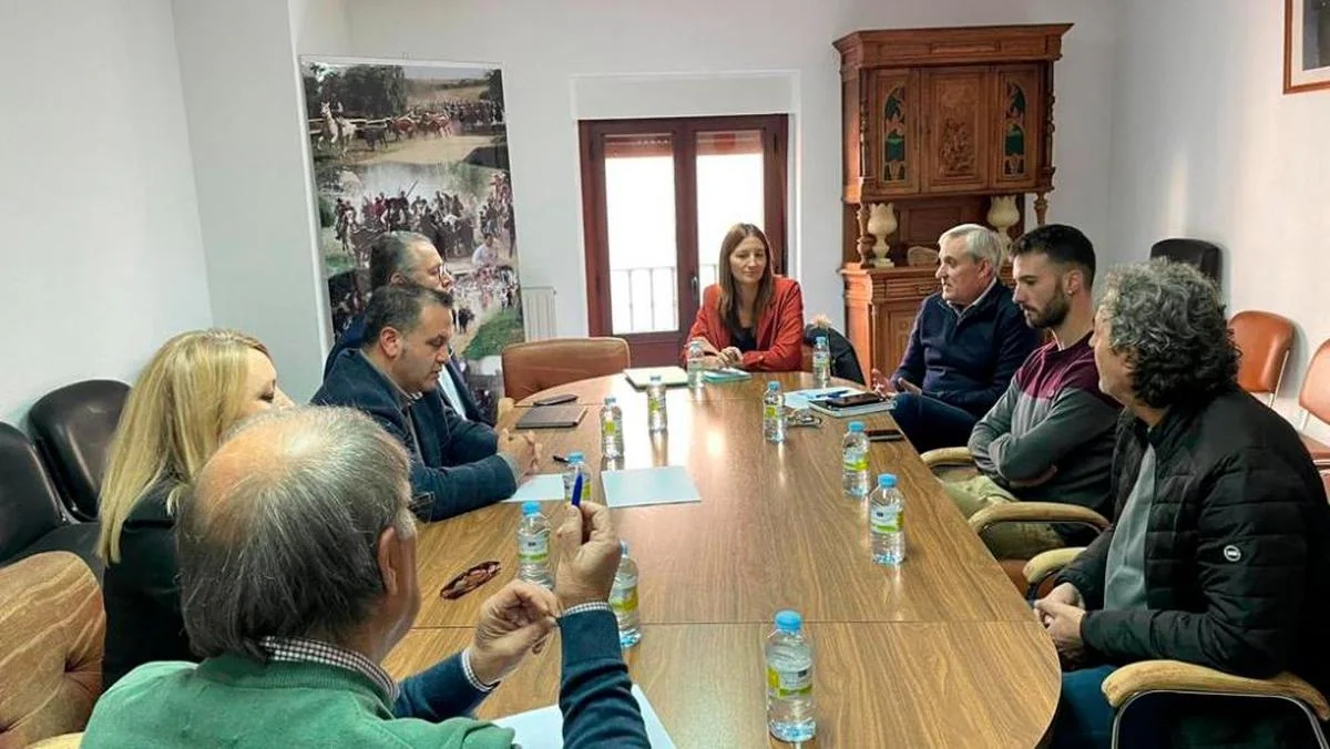 Socios y diputados se reunieron ayer en San Felices de los Gallegos.