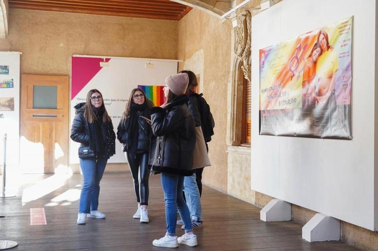 Un grupo de estudiantes visitando la muestra ‘25 años de lucha LGTB+ en Salamanca. Iguales’