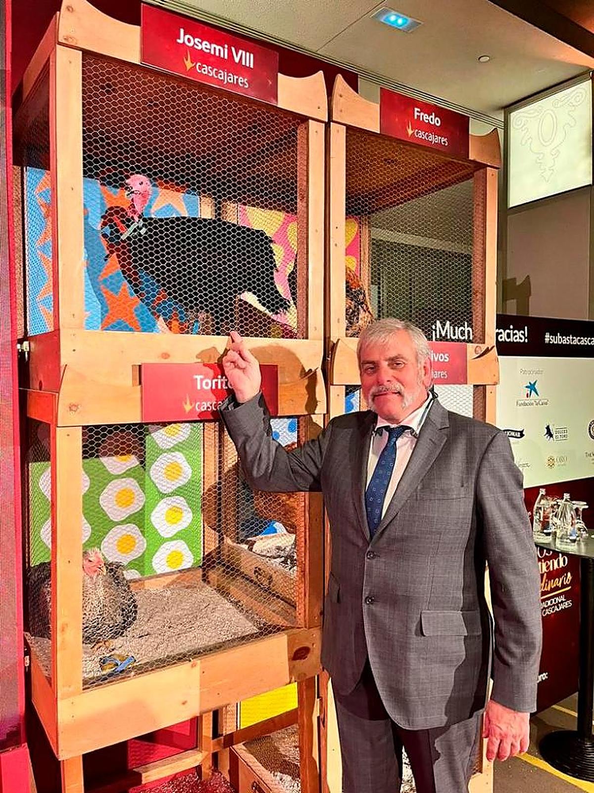 Germán Hernández, del restaurante Casa Paca, junto al capón Josemi VIII.