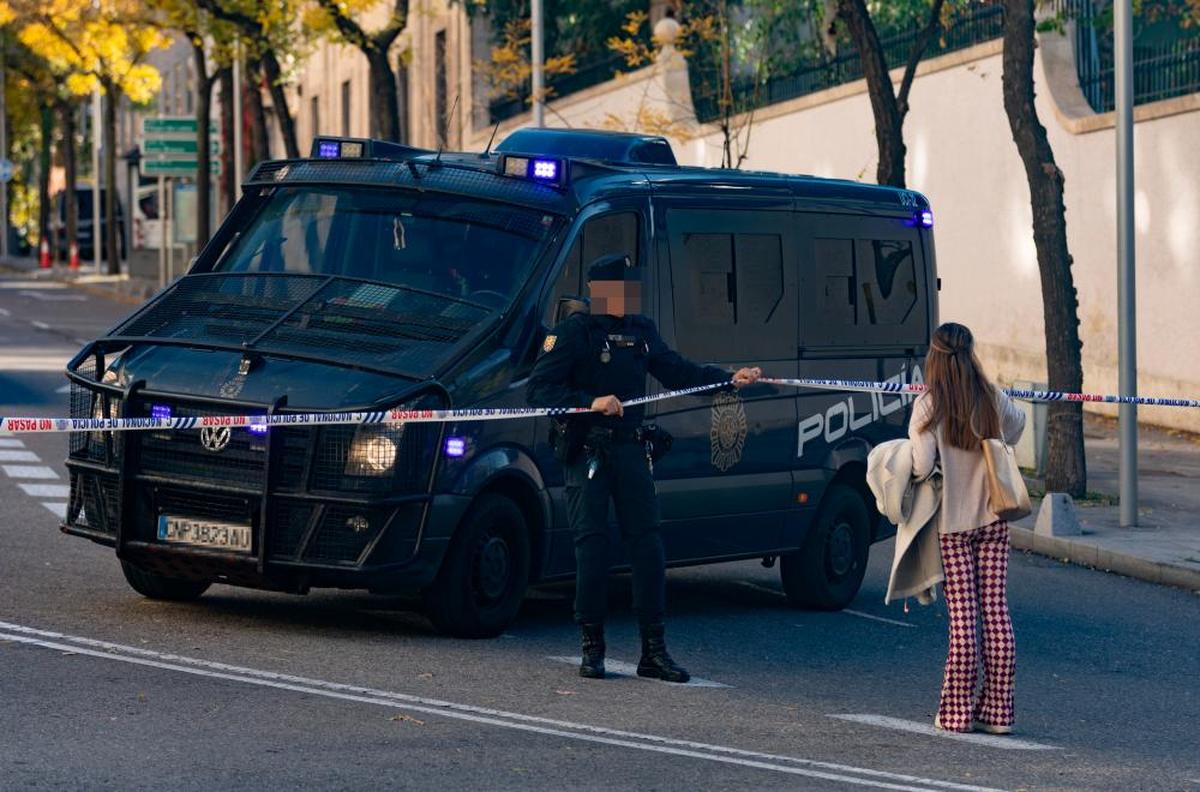 Un Agente de Policía en la Embajada de EEUU en Madrid