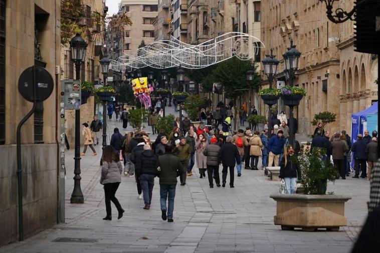 Salmantinos y turistas paseando por las calles del centro de la ciudad