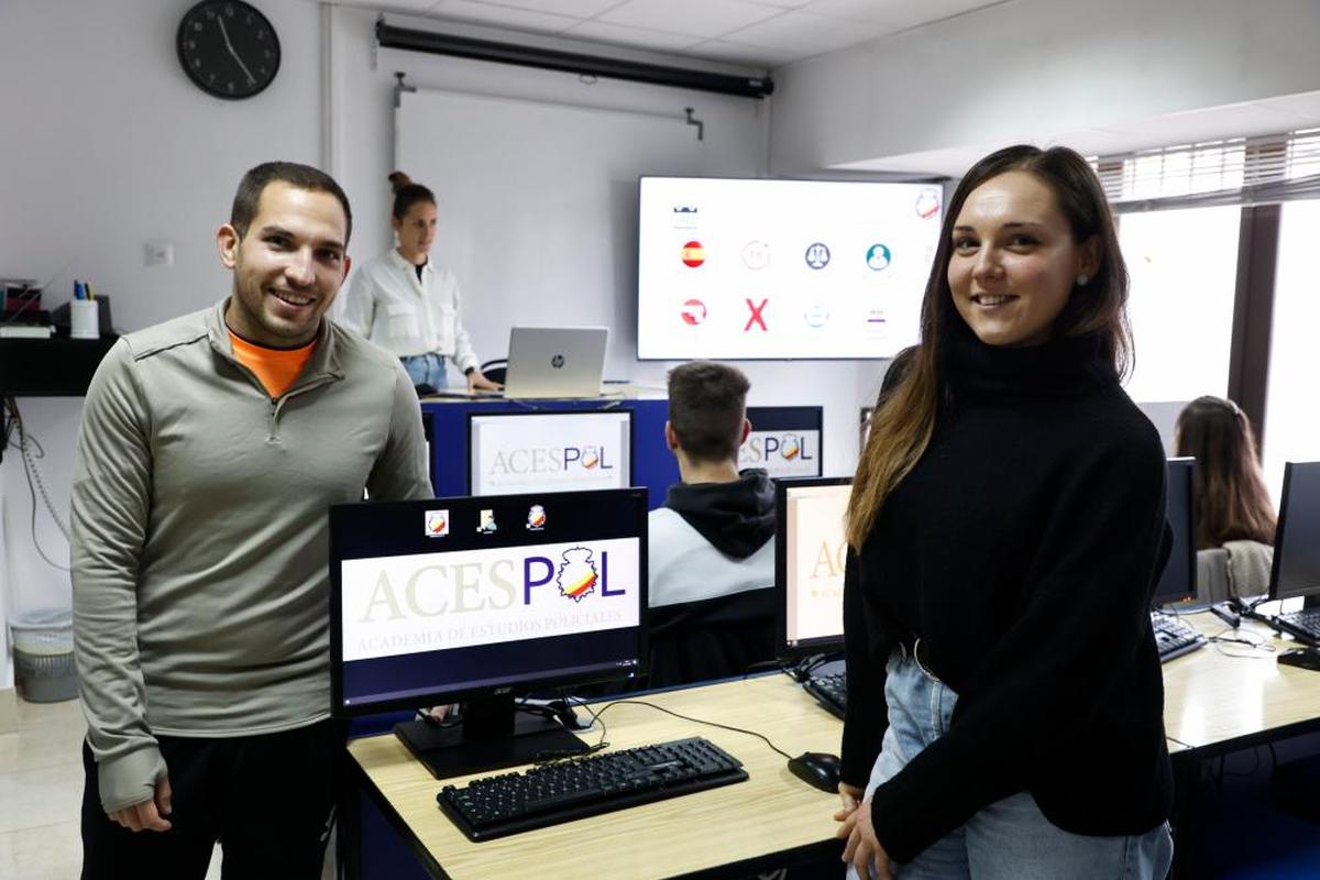 Los opositores Víctor Rodríguez e Irene Fraile. Al fondo, la directora de la academia Acespol, Marta Rodríguez