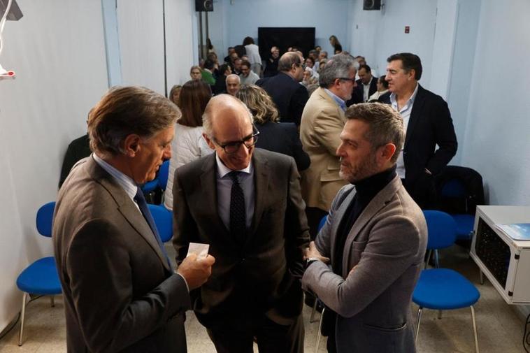 Carlos G. Carbayo, Javier Iglesias y Julio López, antes de la reunión en la sede del PP de Salamanca. ALMEIDA