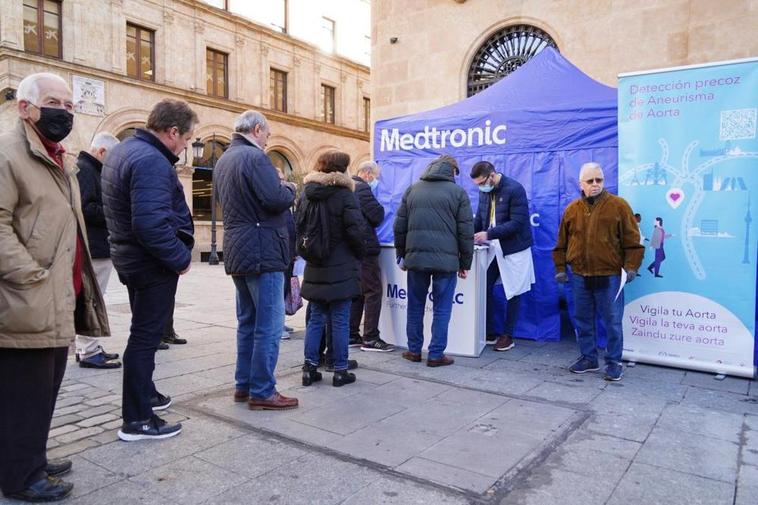 Individuos esperando para realizarse una ecografía.