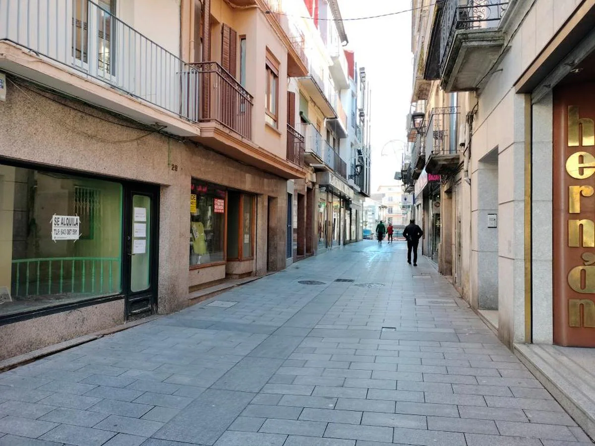 Tramo inicial de la Calle Mayor de Béjar desde la Puerta de Ávila en cuyos escaparates proliferan cada vez más los carteles de “Se vende” o “Se alquila”. TEL