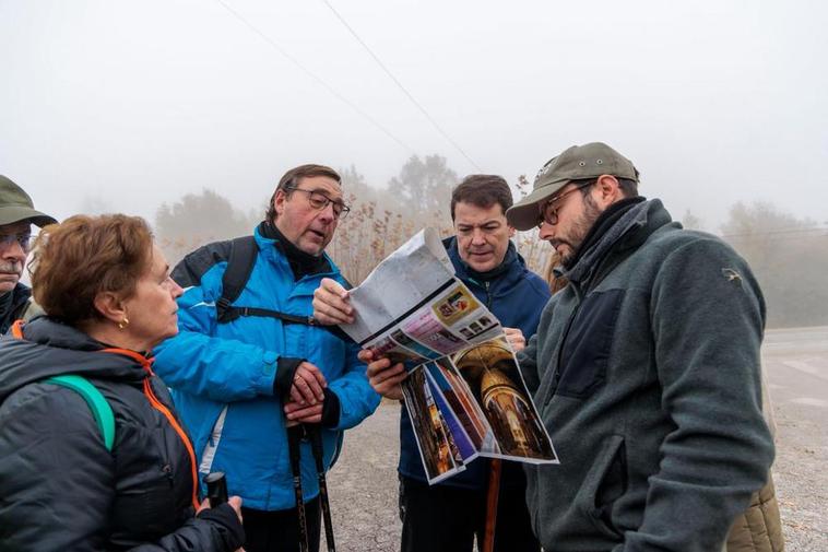 El presidente de la Junta de Castilla y León haciendo un tramo del Camino de Santiago