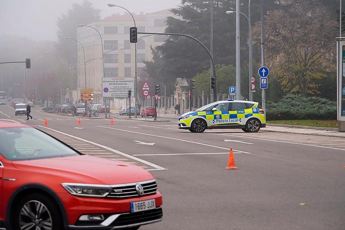 La Policía local regulando el tráfico en al glorieta Ruta de la Plata