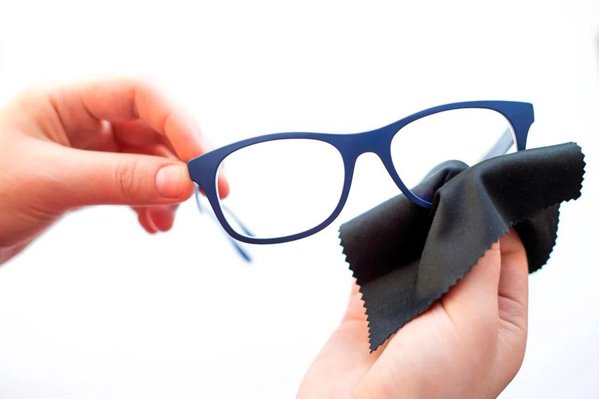 La mejor forma de limpiar las gafas (y lo que nunca debes usar)