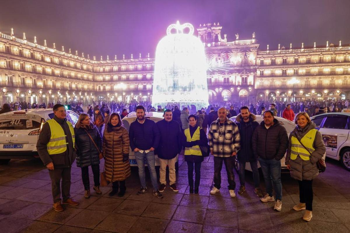 Los cinco taxis que aparcaron el pasado viernes en la Plaza Mayor con motivo de la inauguración de la iniciativa.