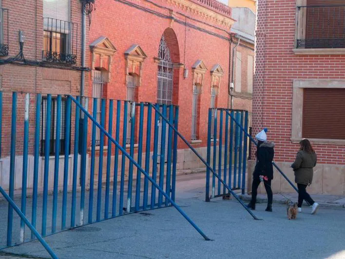 Los empleados del Ayuntamiento de Cantalapiedra ya están colocando las talanqueras para el festejo