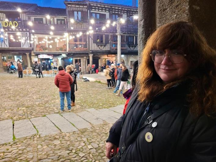 La directora Isabel Coixet en la Plaza Mayor de La Alberca. CASAMAR