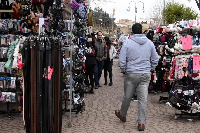 Puestos de venta ambulante instalados en La Glorieta de Ciudad Rodrigo durante el Carnaval del Toro. CASAMAR