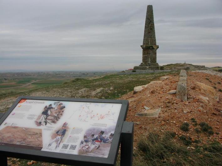 El monolito en memoria de los caídos en la Batalla de Arapiles, preside el punto más alto de la ruta cicloturista a la que da nombre