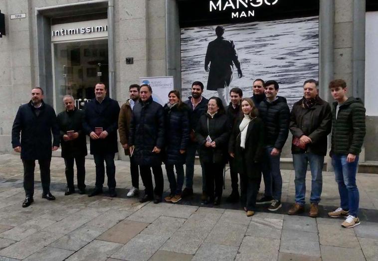 García Carbayo flanqueados por cargos populares. GUZÓN