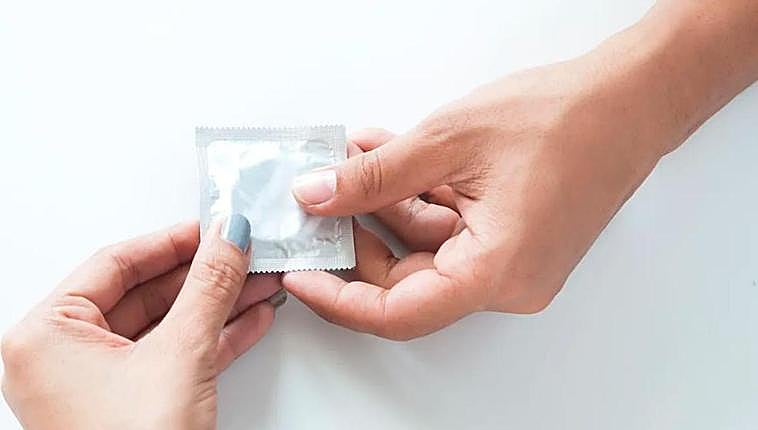 Un preservativo dentro de su envoltorio