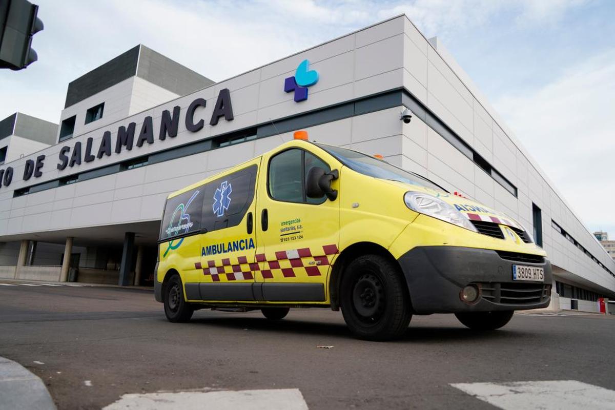 Una ambulancia de Sacyl junto al Hospital de Salamanca.