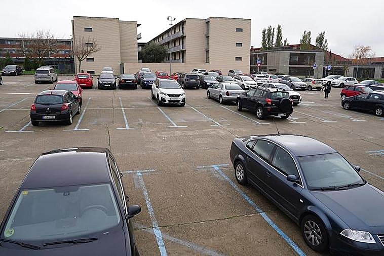 Numerosos aparcamientos vacíos en el ‘parking’ central del Campus Miguel de Unamuno