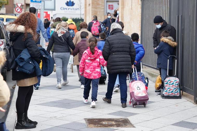 Un grupo de escolares, a la salida de centro educativo tras terminar la jornada lectiva.