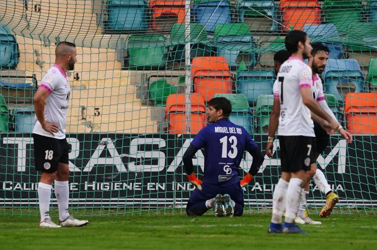 José Rodríguez y Miguel del Río se lamentan tras encajar uno de los 10 tantos en contra que suma el equipo