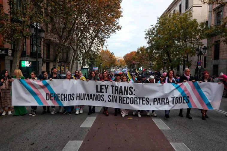 Miles de personas se manifiestan contra el PSOE debido a la Ley Trans