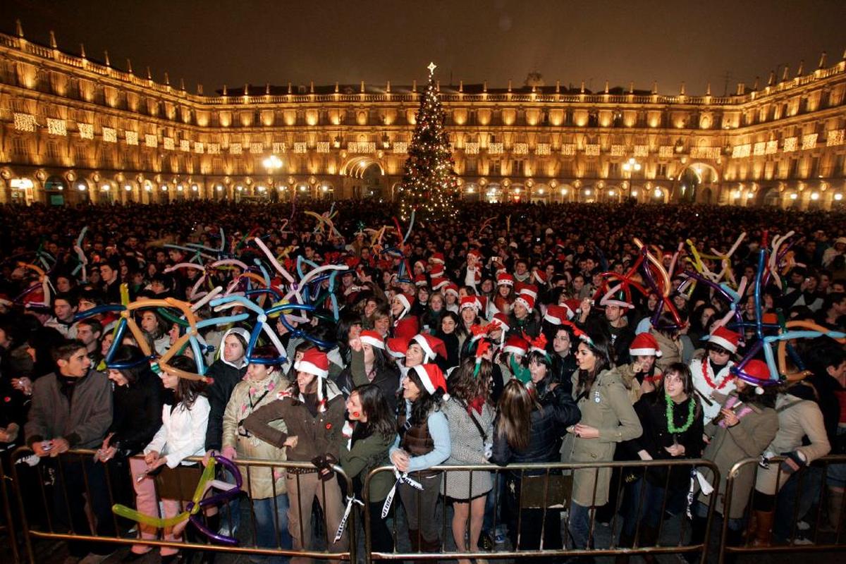 Cientos de jóvenes de toda España celebrando la Nochevieja de manera anticipada.