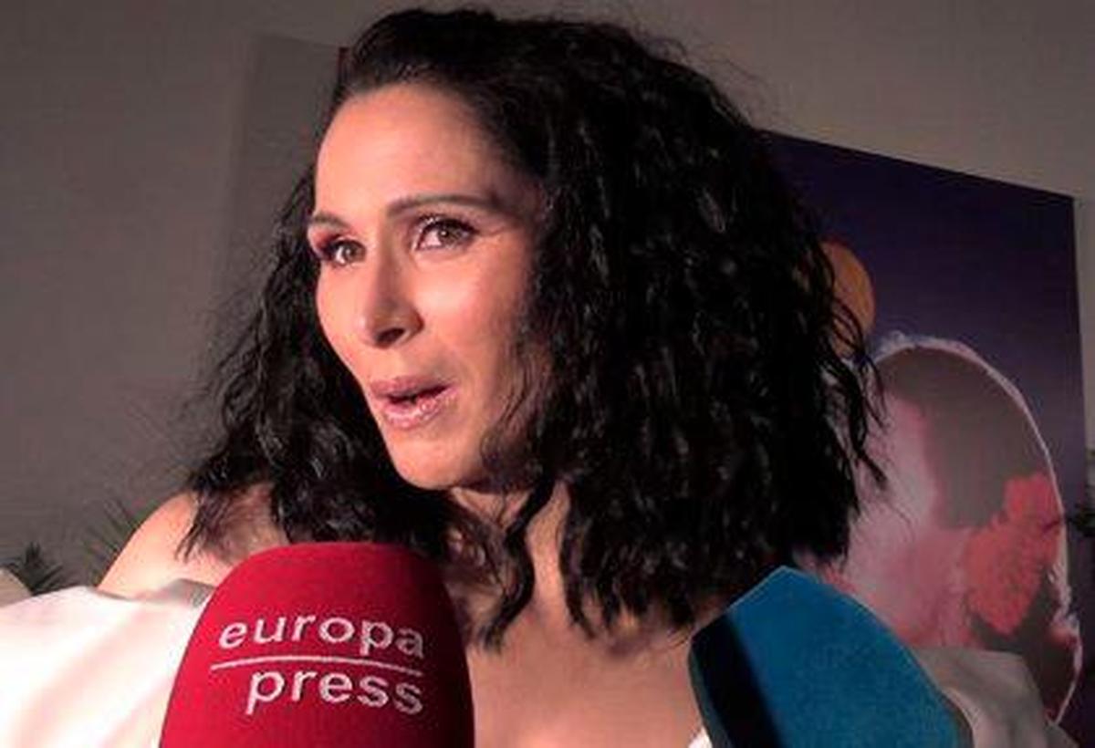 ´La cantante Rosa López ante los micrófonos de Europa Press