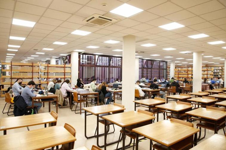 Estudiantes en la biblioteca Santa María de los Ángeles