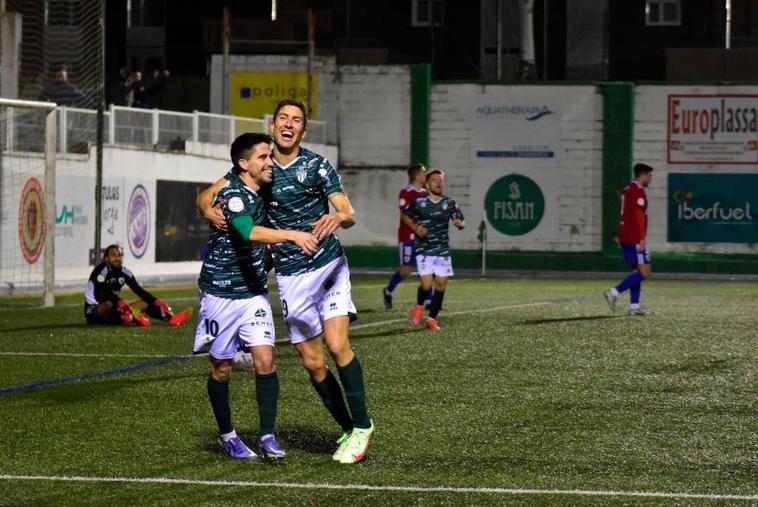 Cristóbal Gil y Montero celebran el tercer gol el sábado.