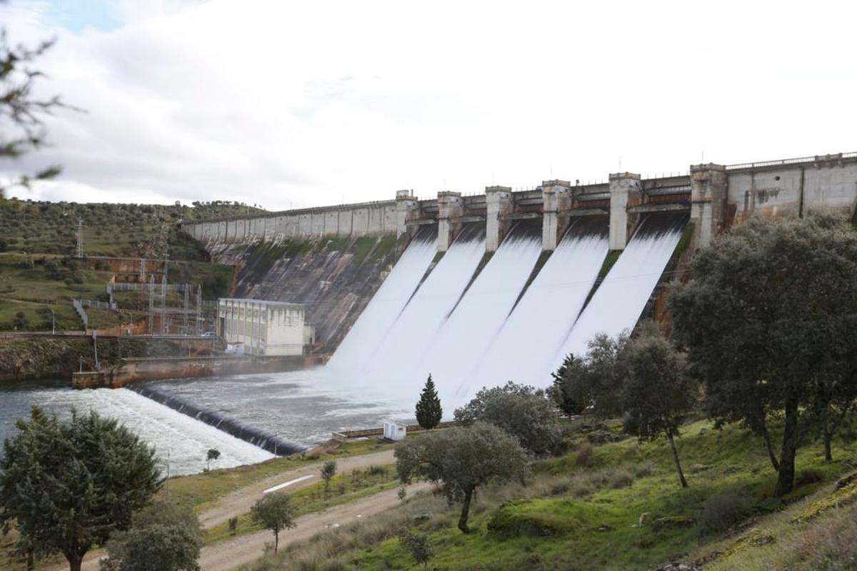 Desembalse en el pantano de Santa Teresa en la mañana de este miércoles. | FOTOS: ALMEIDA