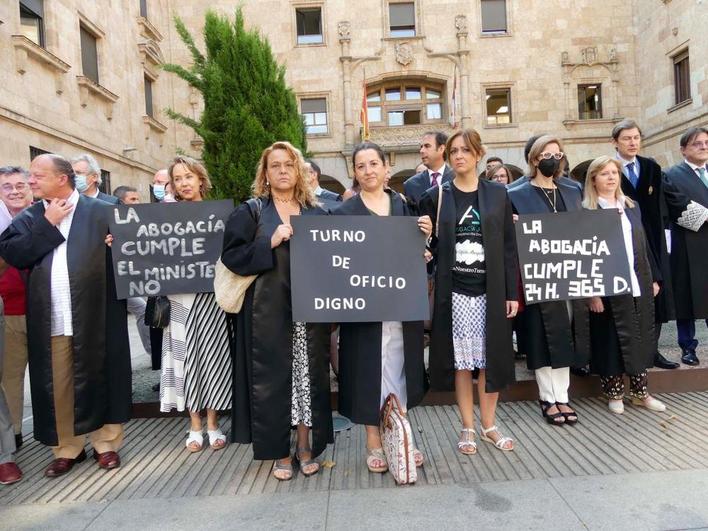 Abogados de Salamanca en una reivindicación reciente en la plaza de la Constitución