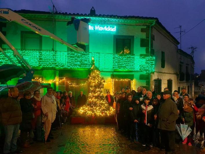 El luminoso y femenino árbol de Navidad de Fuenteguinaldo