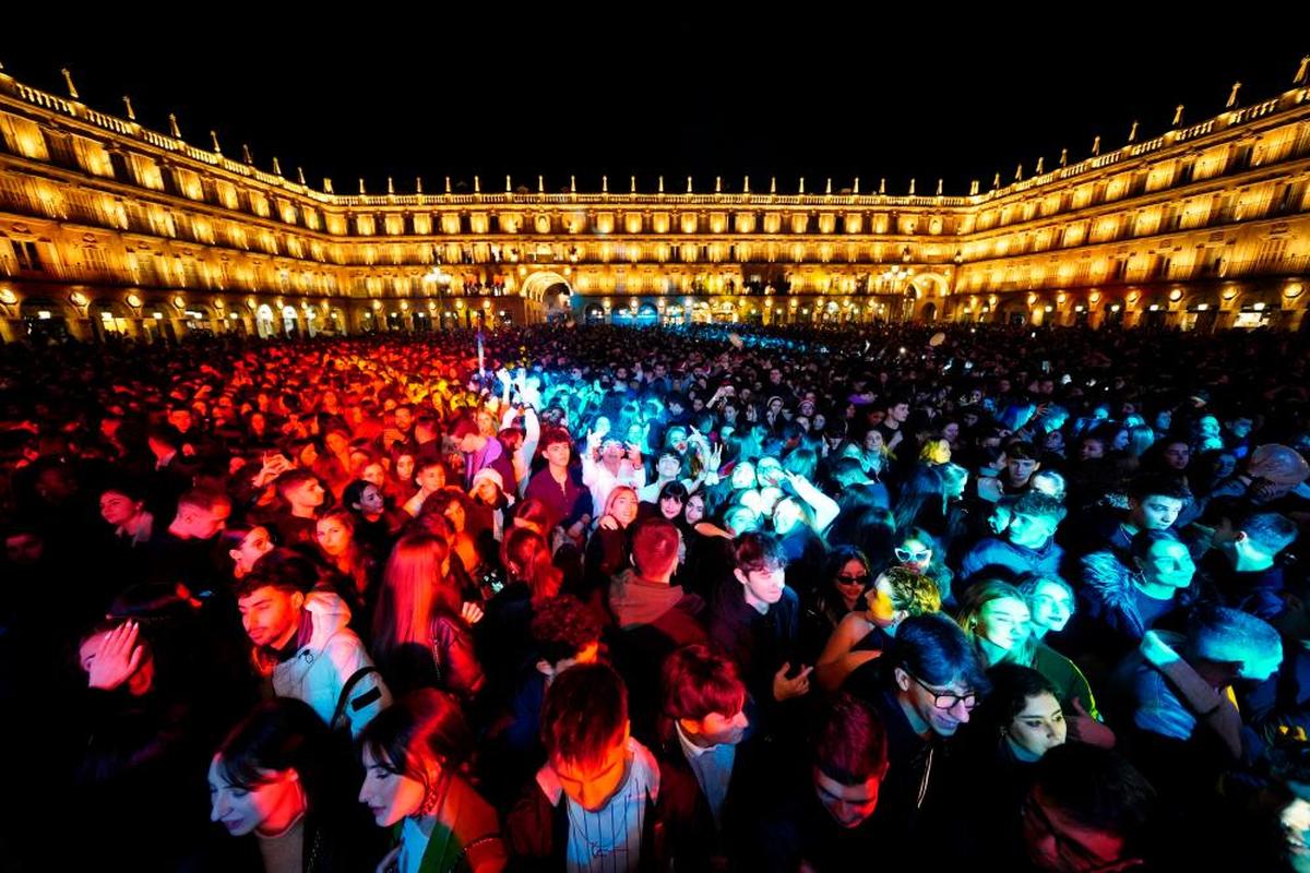 Ambiente en la Plaza Mayor en el momento de las campanadas.