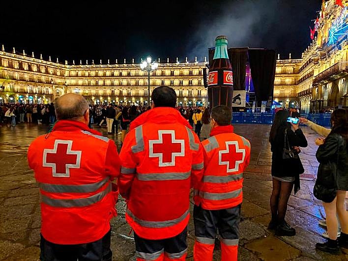 Personal de Cruz Roja, durante el Fin de Año Universitario.