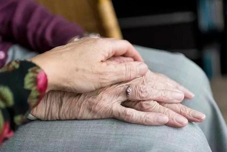 Una pareja de ancianos