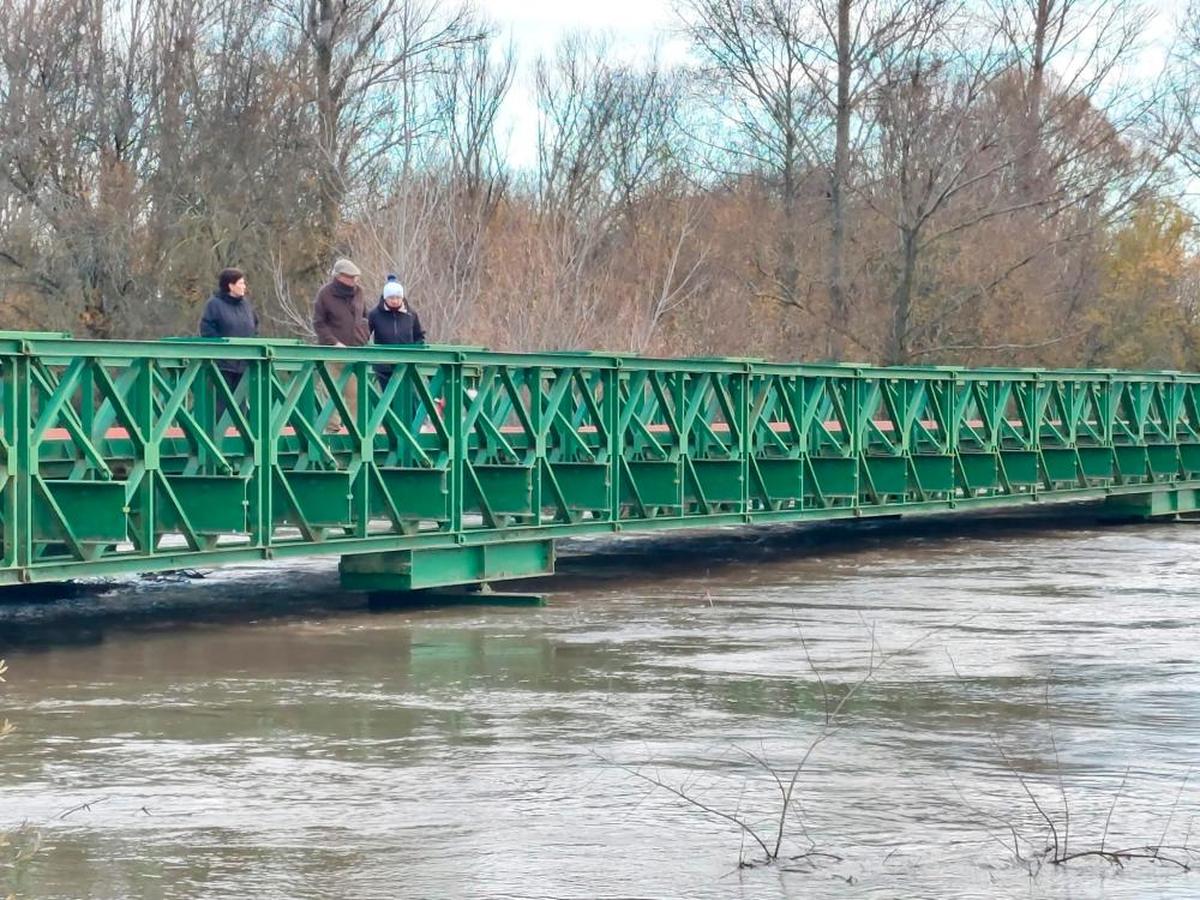 El agua, a punto de sobrepasar el puente de hierro de Almenara.