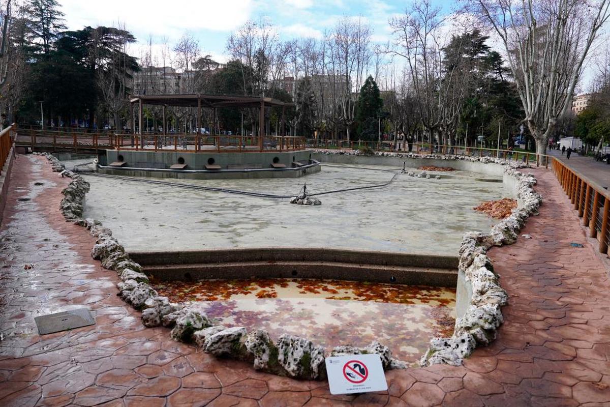 El estanque del parque de La Alamedilla, vacío y sin patos