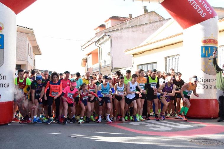 Salida de los participantes en la categoría absoluta celebrada en Castellanos de Villiquera. EÑE