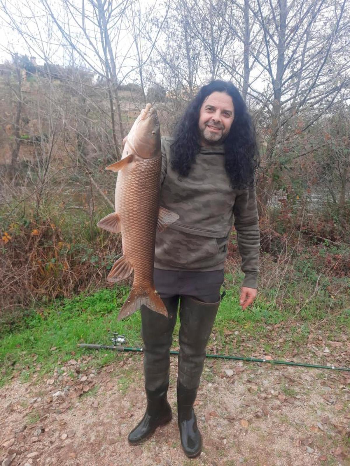 “Lampi” muestra orgulloso el barbo que pescó en el Águeda