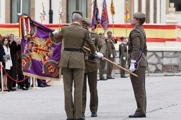 El coronel García López entrega la bandera del Regimiento al teniente coronel Núñez