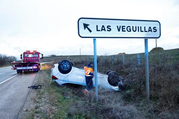 El coche quedó volcado junto a la carretera