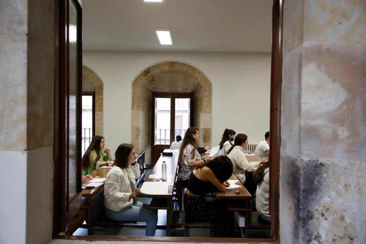 Estudiantes en la convocatoria ordinaria de la EBAU el pasado mes de junio en la Facultad de Filología de la Universidad de Salamanca.