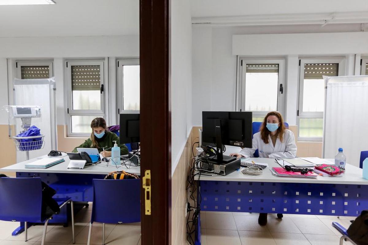 Dos médicas desempeñan su trabajo en el centro de salud de San Juan.