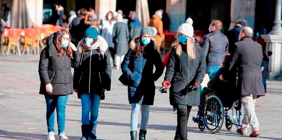 Un grupo de personas pasea por la Plaza Mayor de Salamanca.