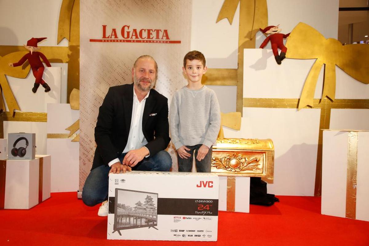 Eric Martín, segundo premio de la categoría de 3º y 4º de Primaria, del Rufino Blanco, con Roberto Mulas, director de Calidad, Medioambiente y Cumplimiento Normativo del Grupo Fernando Corral e hijos.